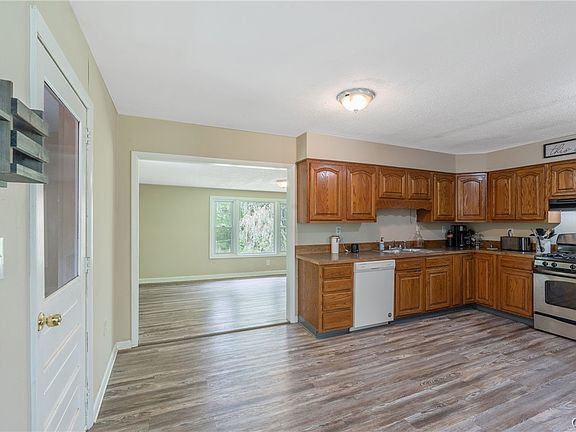 5th image of 8921 Ash Ln