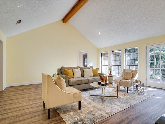 4th image of 1017 Pioneer Cir W