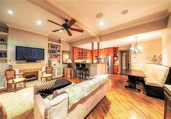 3rd image of 205 W 84th St #B