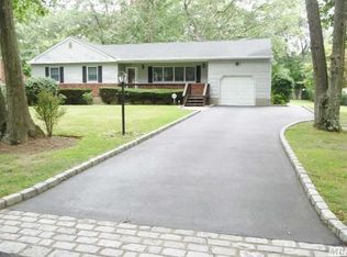 100 Laurel Dr, Smithtown, NY 11787
