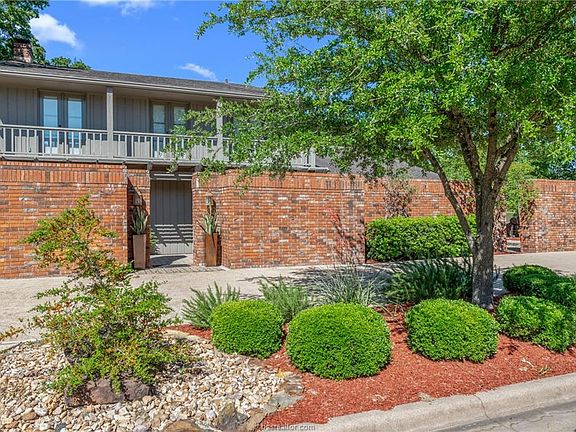 3rd image of 3119 Camelot Dr