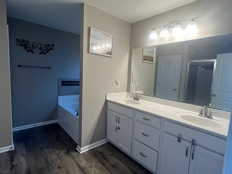 1873 Doncaster Dr — Photo 7