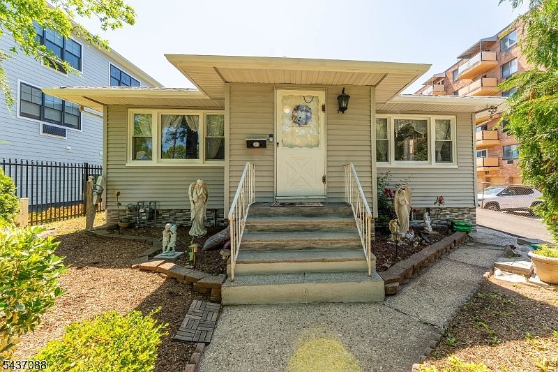1st image of 72 Clarendon Pl