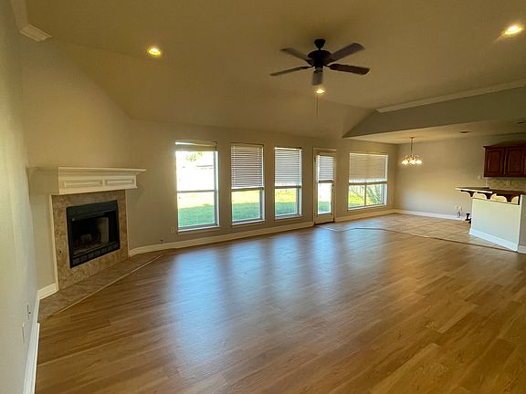 3rd image of 203 Amanda Ct