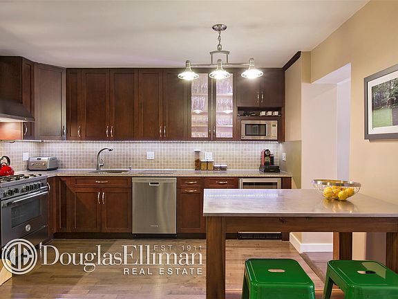 2nd image of 301-303 E 49th St APT 4