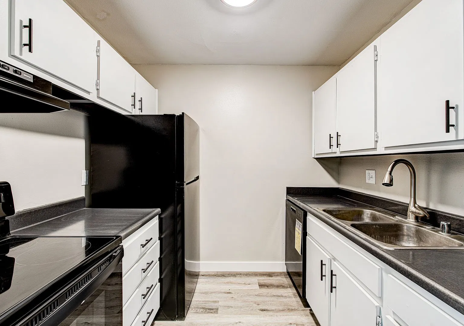 320-324 Tyrrell Ct — Photo 1