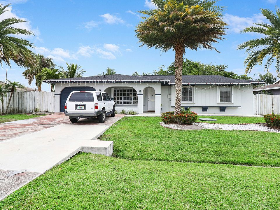 1st image of 711 SE Floresta Drive