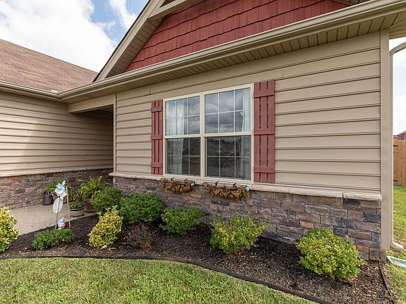 3rd image of 122 Boulders Ct
