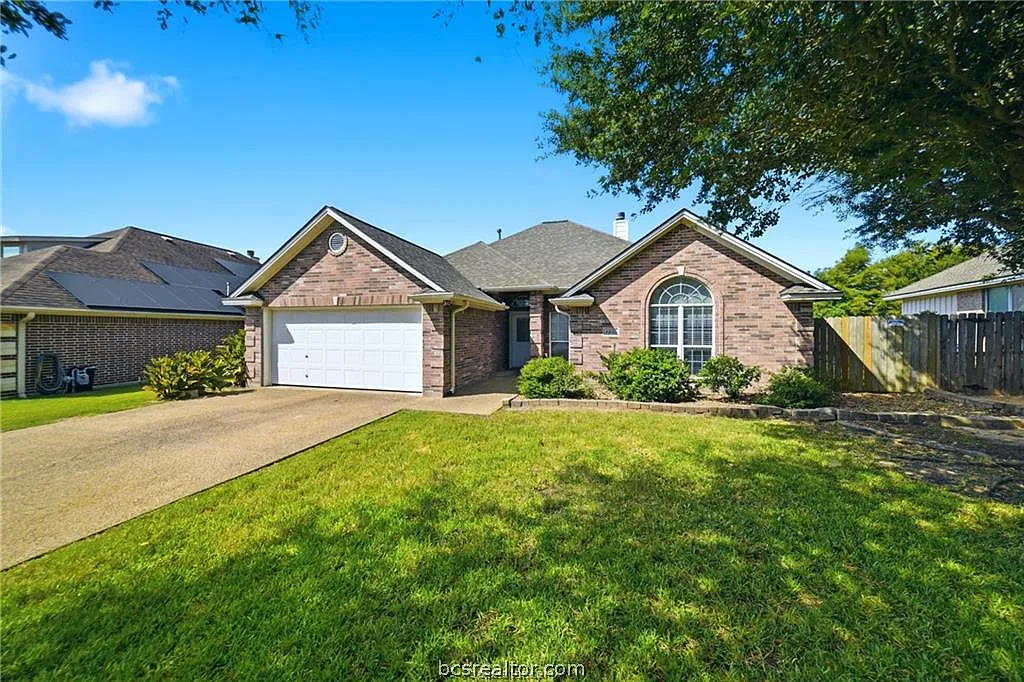 4 bed, 2.5 bath, 1830 sqft, $2,200 — Photo 3