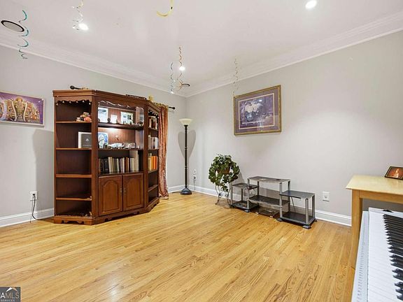 4th image of 665 Washington Way