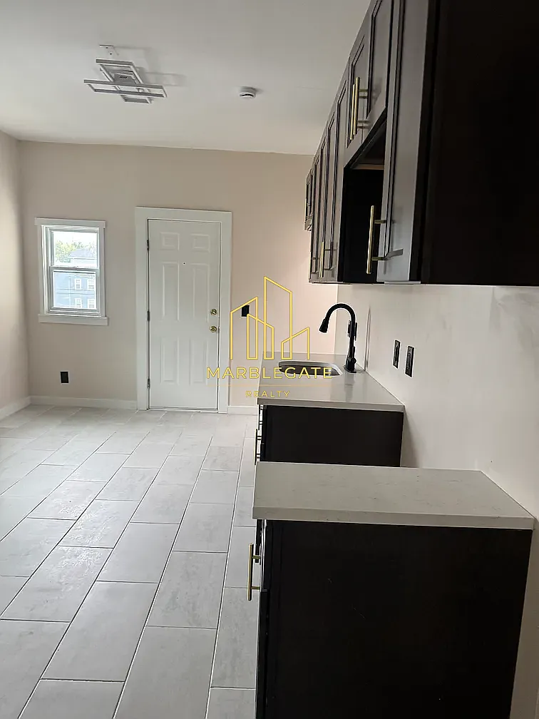 Building Photo - 516 S 18th St #33A
