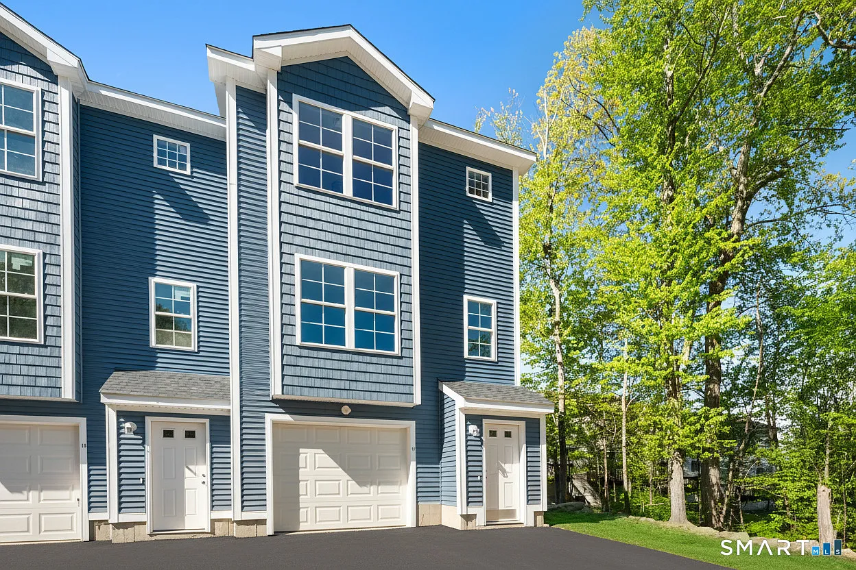 2 bed, 1.5 bath, 1320 sqft, $2,600 — Photo 1