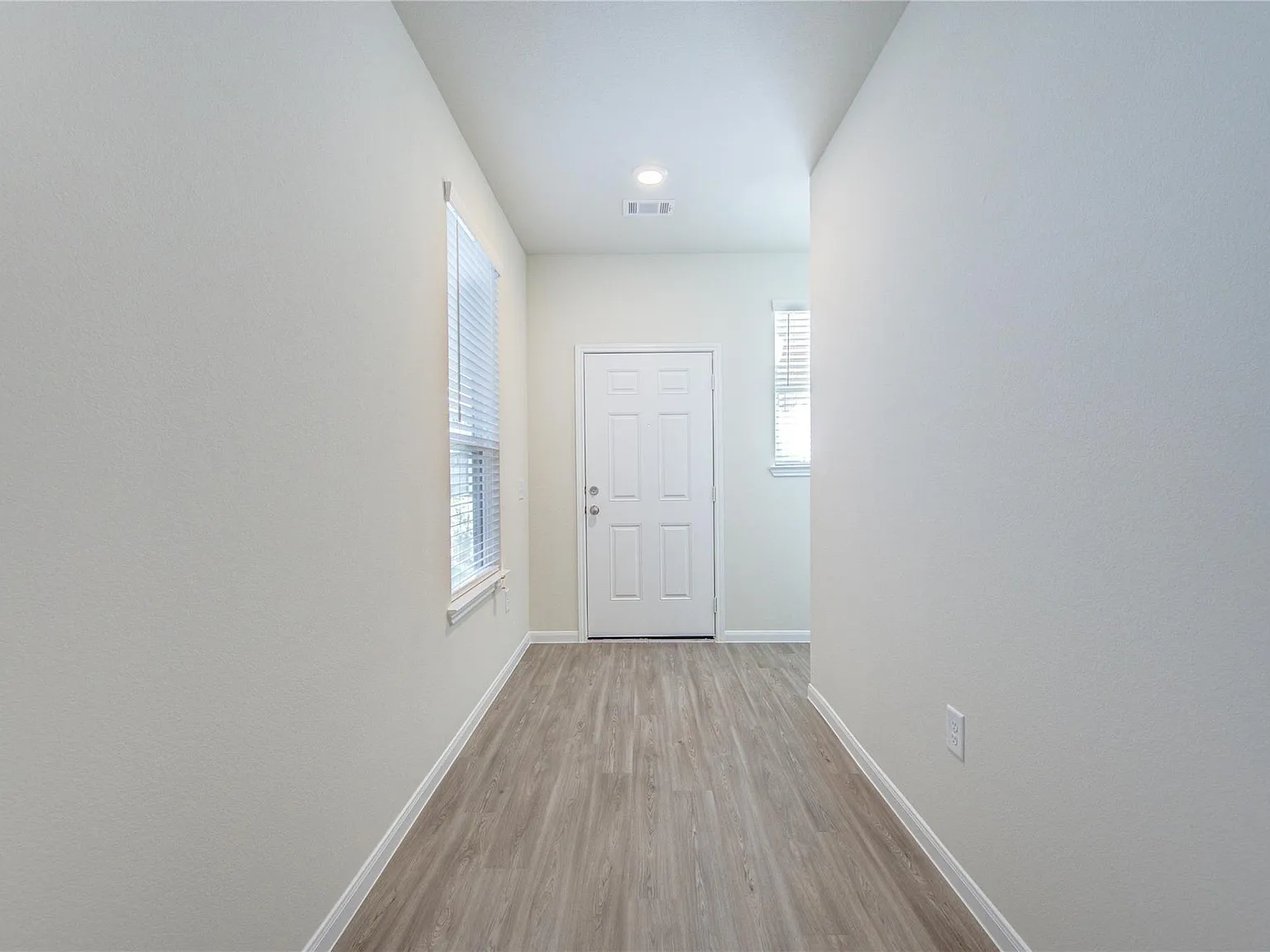 3 bed, 2.0 bath, 1580 sqft, $2,100 — Photo 3