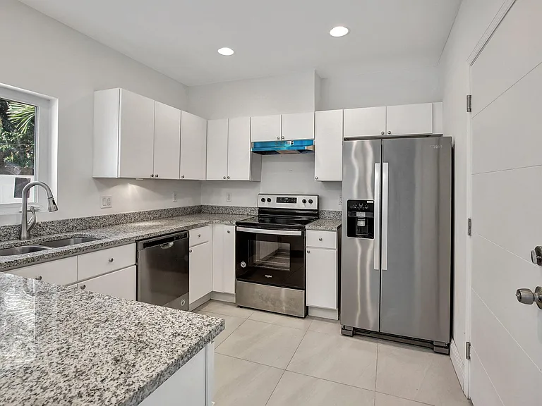 1102 S 20th Ave #1102 — Photo 3