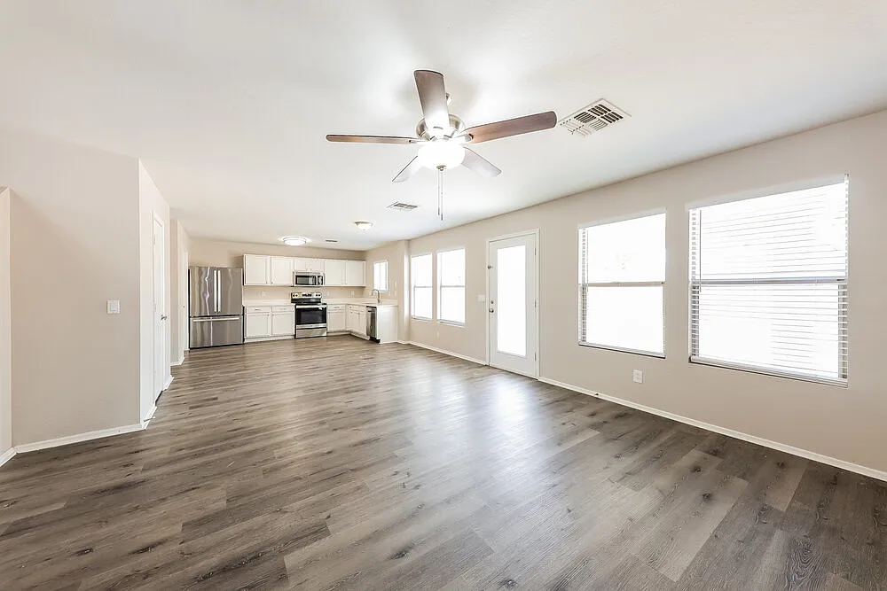 4 bed, 2.5 bath, 2040 sqft, $2,190 — Photo 4