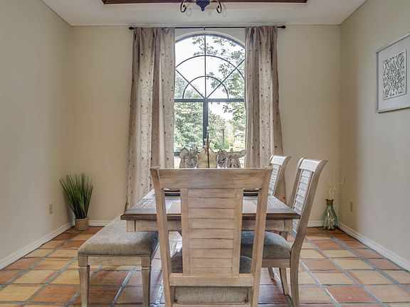 5th image of 1124 Sandalwood Cir