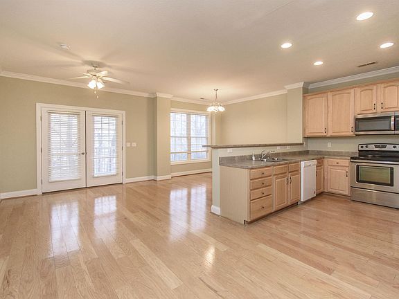 4th image of 308 Sheliah Ct