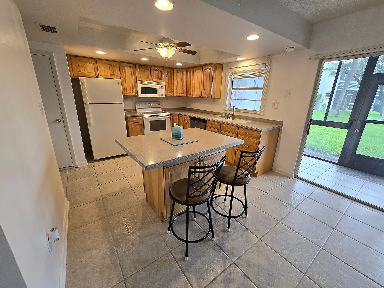 3 bed, 2.5 bath, 1668 sqft, $2,350 — Photo 3