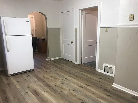 3rd image of 327 W Lakewood Blvd