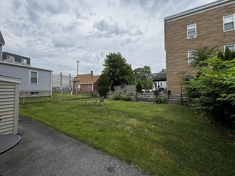 Granville Ave — Photo 19