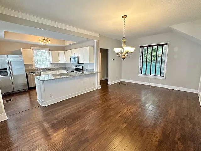 305 W 9th St — Photo 14