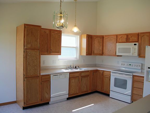 5th image of 375 Thompson Dr