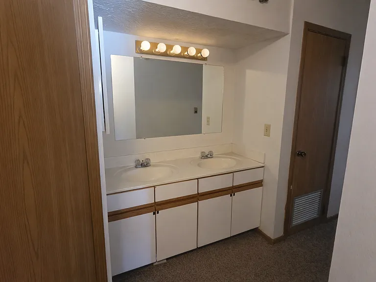 Cincinnati Place — Photo 12
