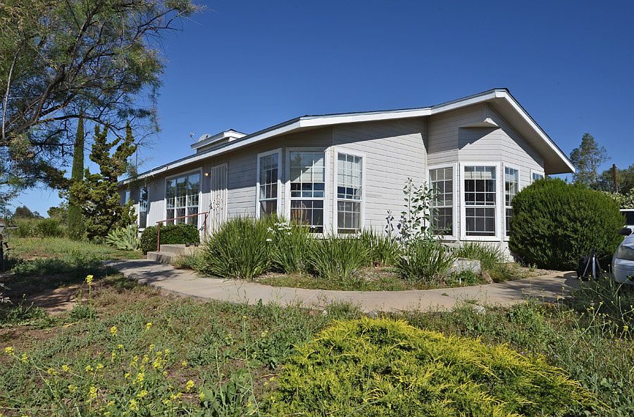 Exterior view front / side