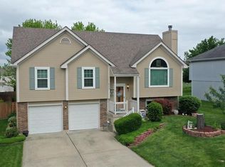 423 SW Montana Ridge Dr, Grain Valley, MO 64029