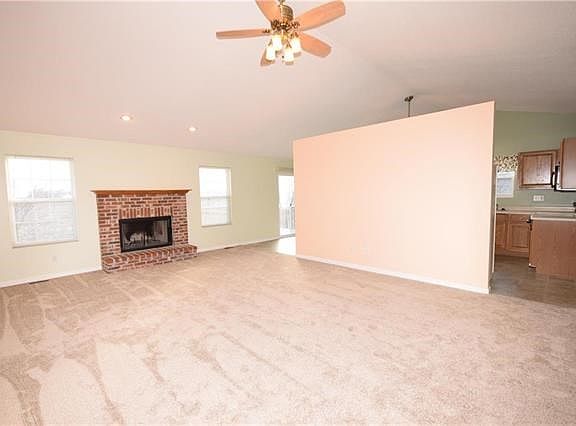 VAULTED CEILINGS IN GREAT ROOM & KITCHEN