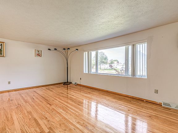 4th image of 36380 Sunset Dr