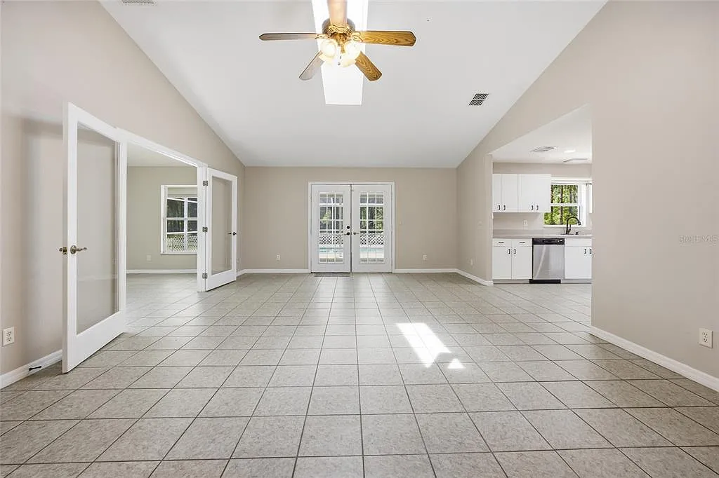 5 bed, 3.0 bath, 2930 sqft, $4,500 — Photo 3