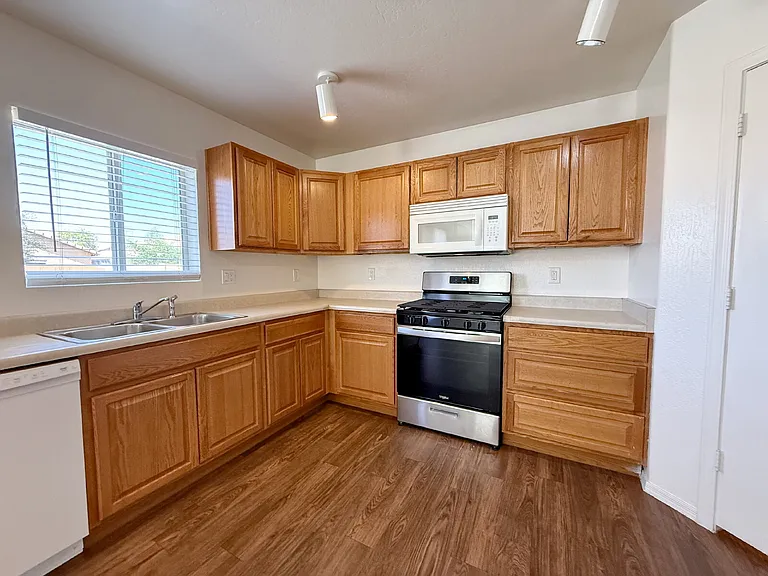 6036 W Wood St — Photo 4