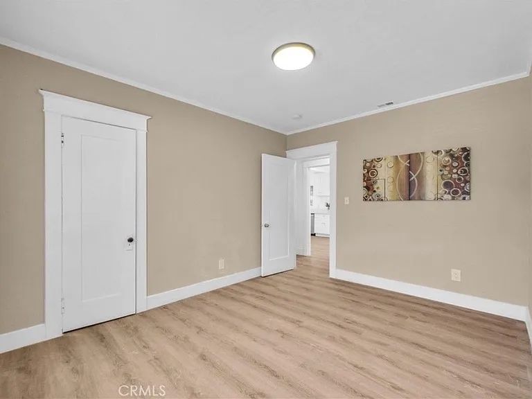 820 S Van Ness Ave — Photo 9