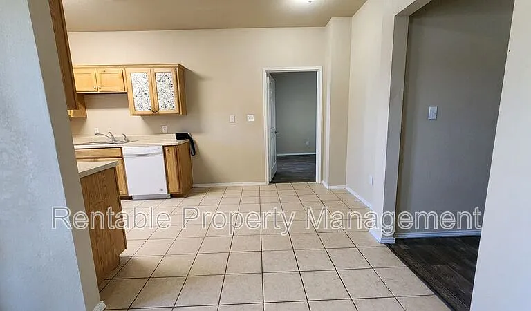 110 Collett Ct — Photo 3
