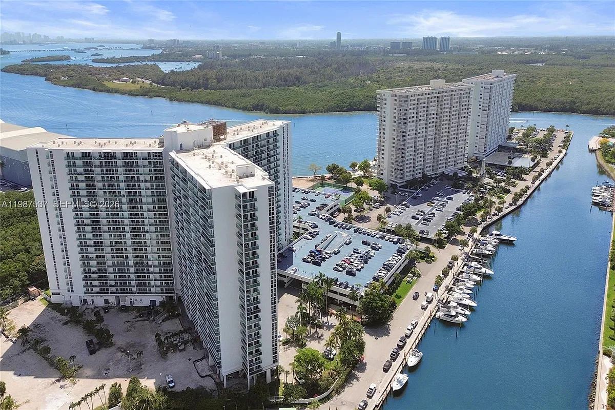 Building Photo - 300 Bayview Dr #915