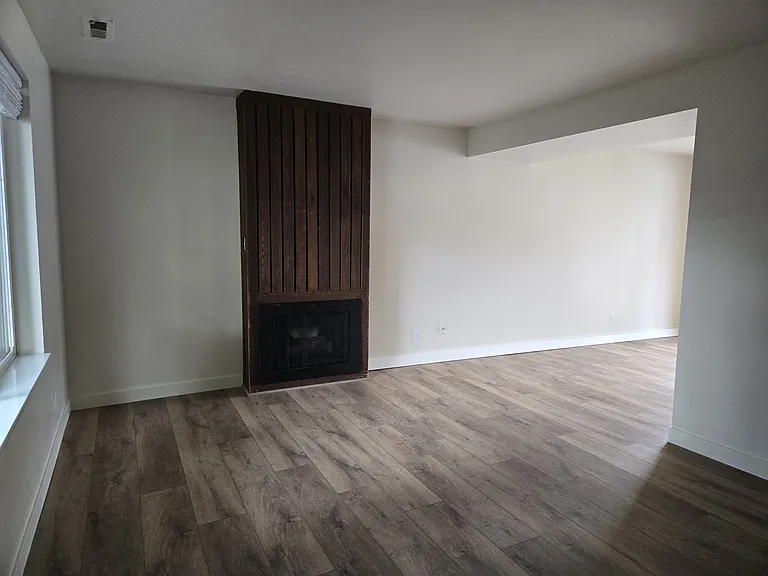 1967 E Parkridge Dr — Photo 2