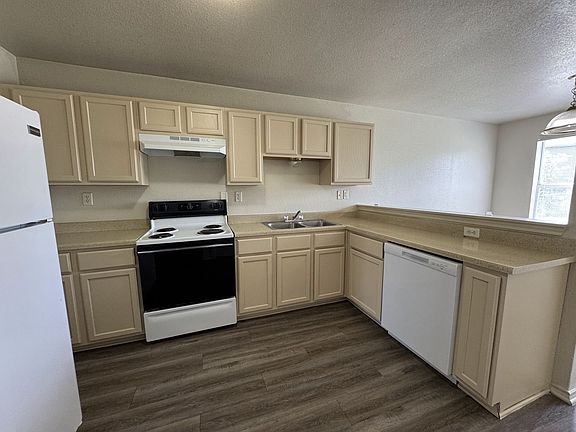 5th image of 2901 Cantabrian Dr APT B