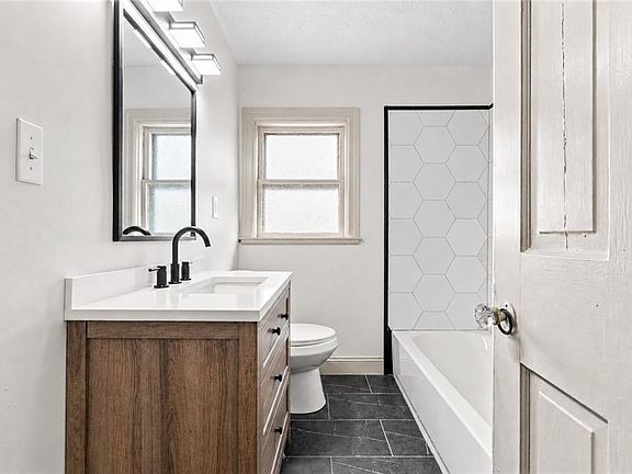4th image of 435 Auburn St