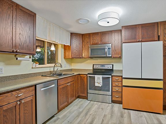 2nd image of 2575 Parfet St