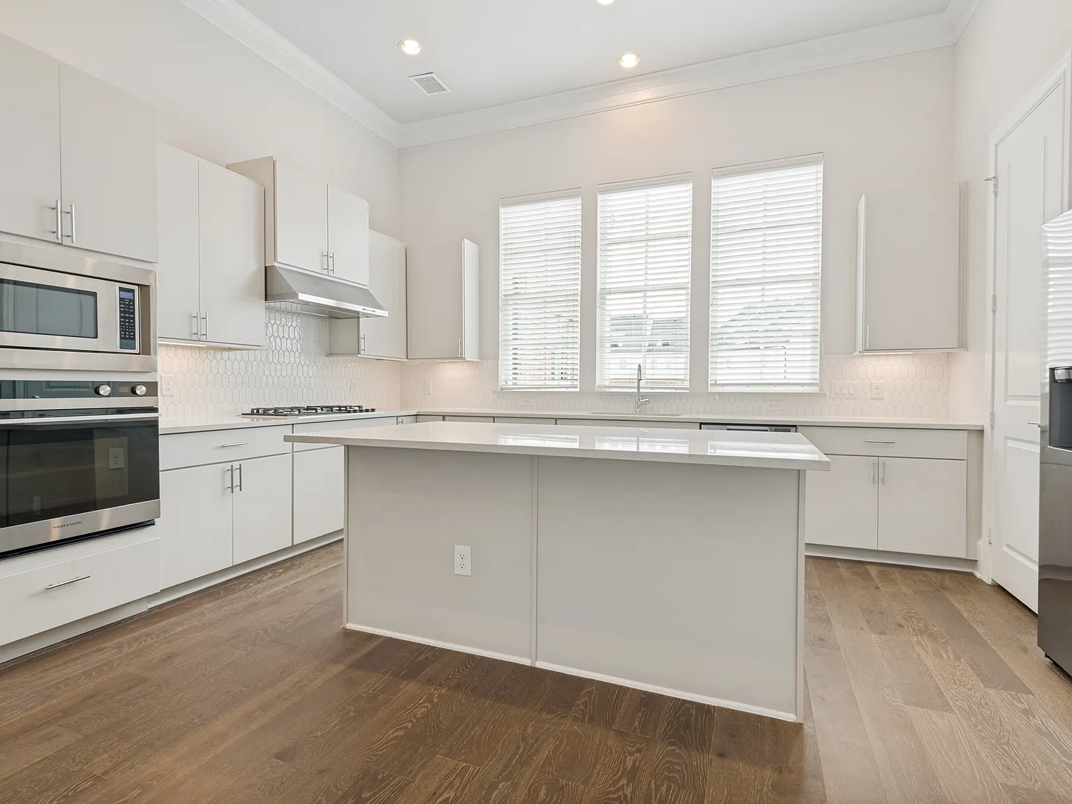 3 bed, 3.5 bath, 1989 sqft, $3,850 — Photo 4