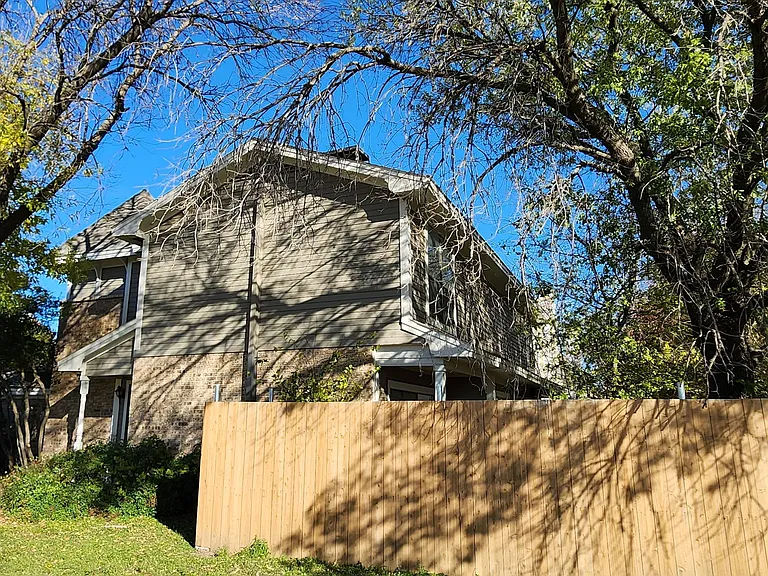 429 Benjamin St — Photo 2