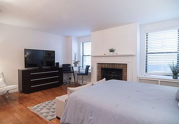 3rd image of 150 W 58th St APT 14W