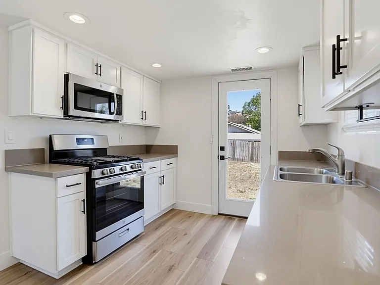 1463 Sweetwater Ln — Photo 12
