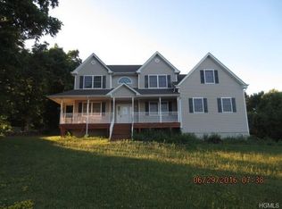 24 Coach House Ct, New Windsor, NY 12553