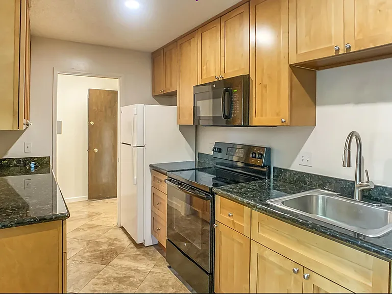 1742 Spruce St #22 — Photo 1