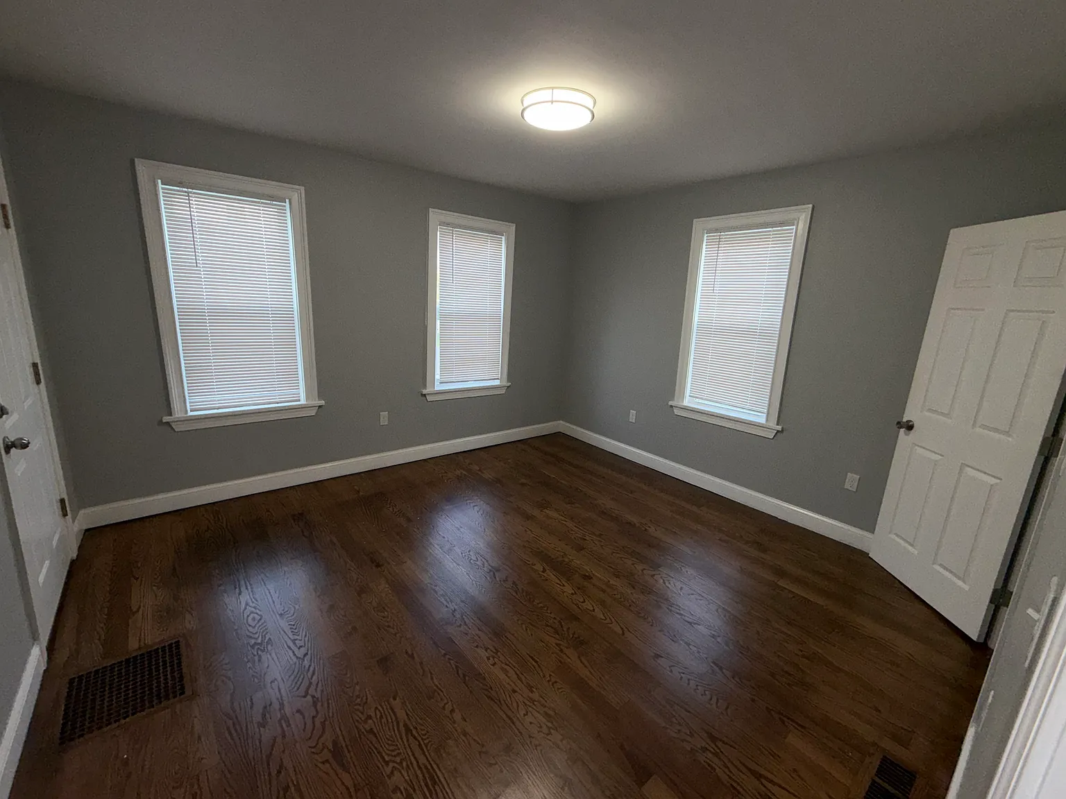 3 bed, 1000 sqft, $2,300 — Photo 3