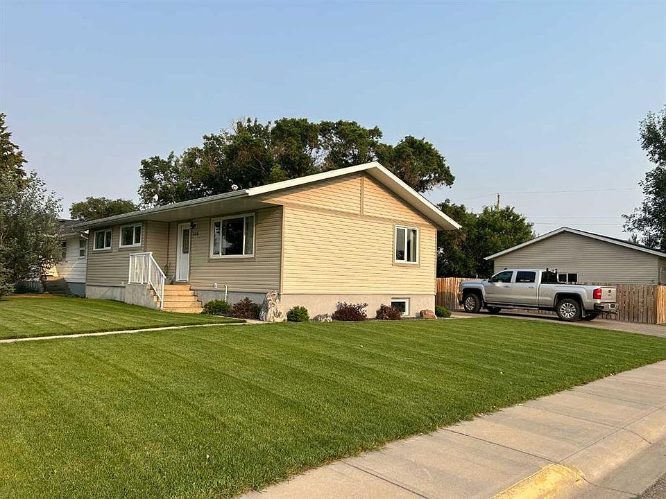 1st image of 949 3rd Ave N