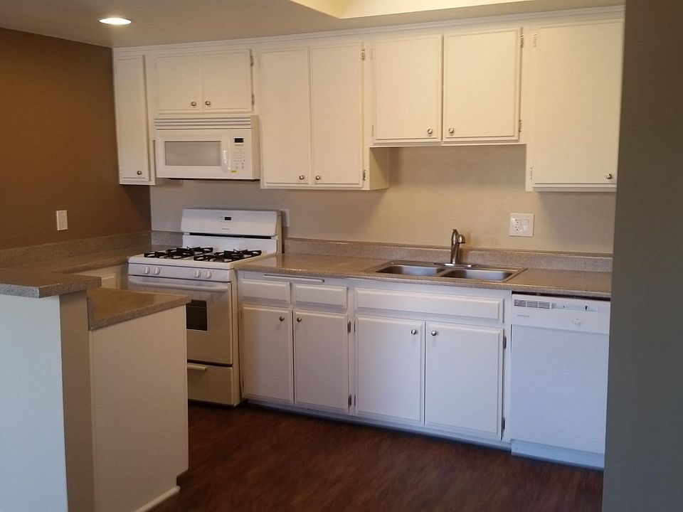 Huge Kitchen - Gas Stove, Dishwasher, Disposal & Microwave 