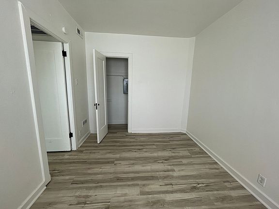 5th image of 229 W Jackson Blvd APT 1B